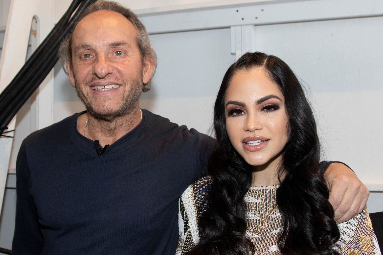 Custo Dalmau, con la cantante dominicana Natti Natasha, quien desfiló con uno de sus modelos en Nueva York.