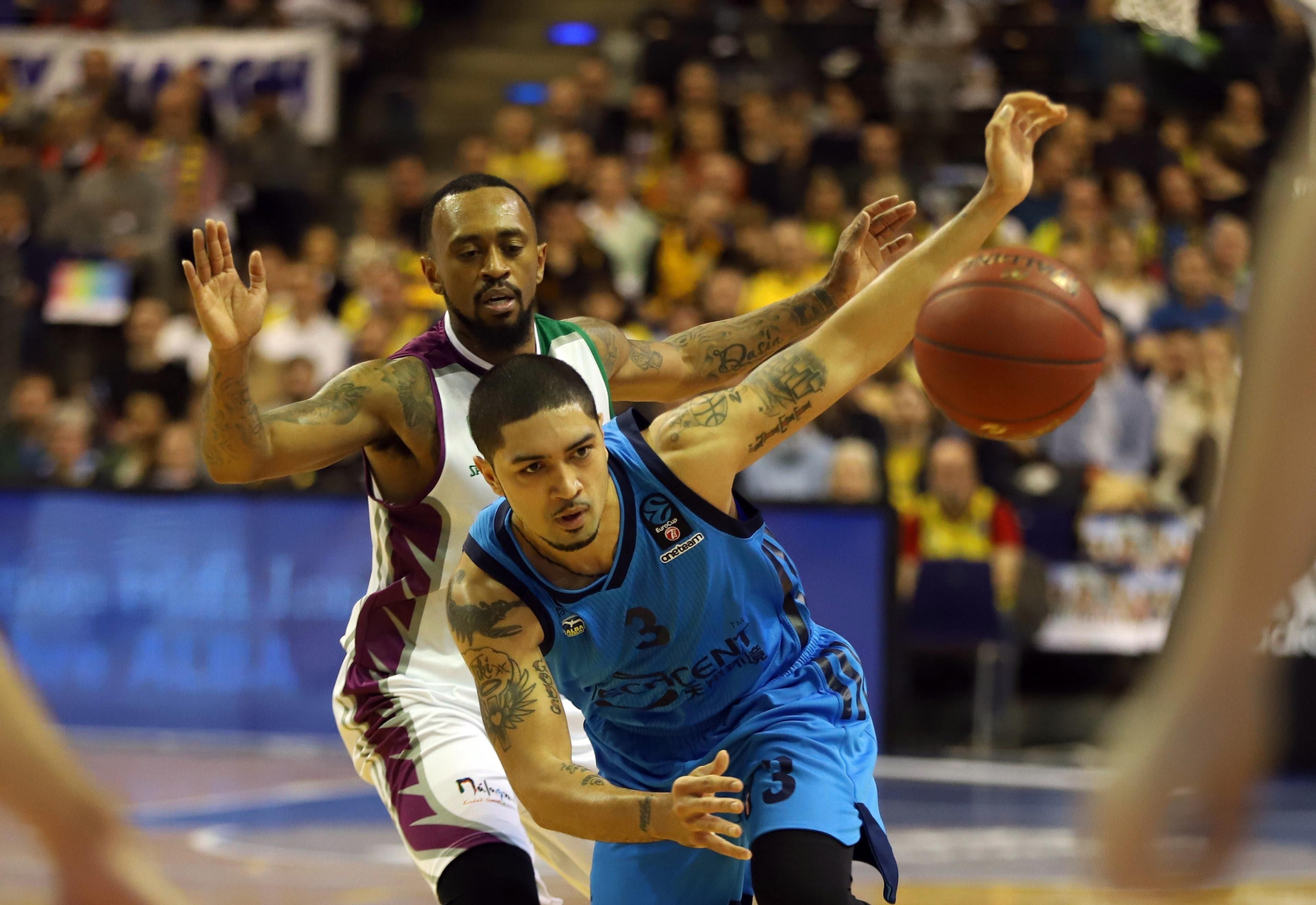 Boatright intenta defender a Siva.