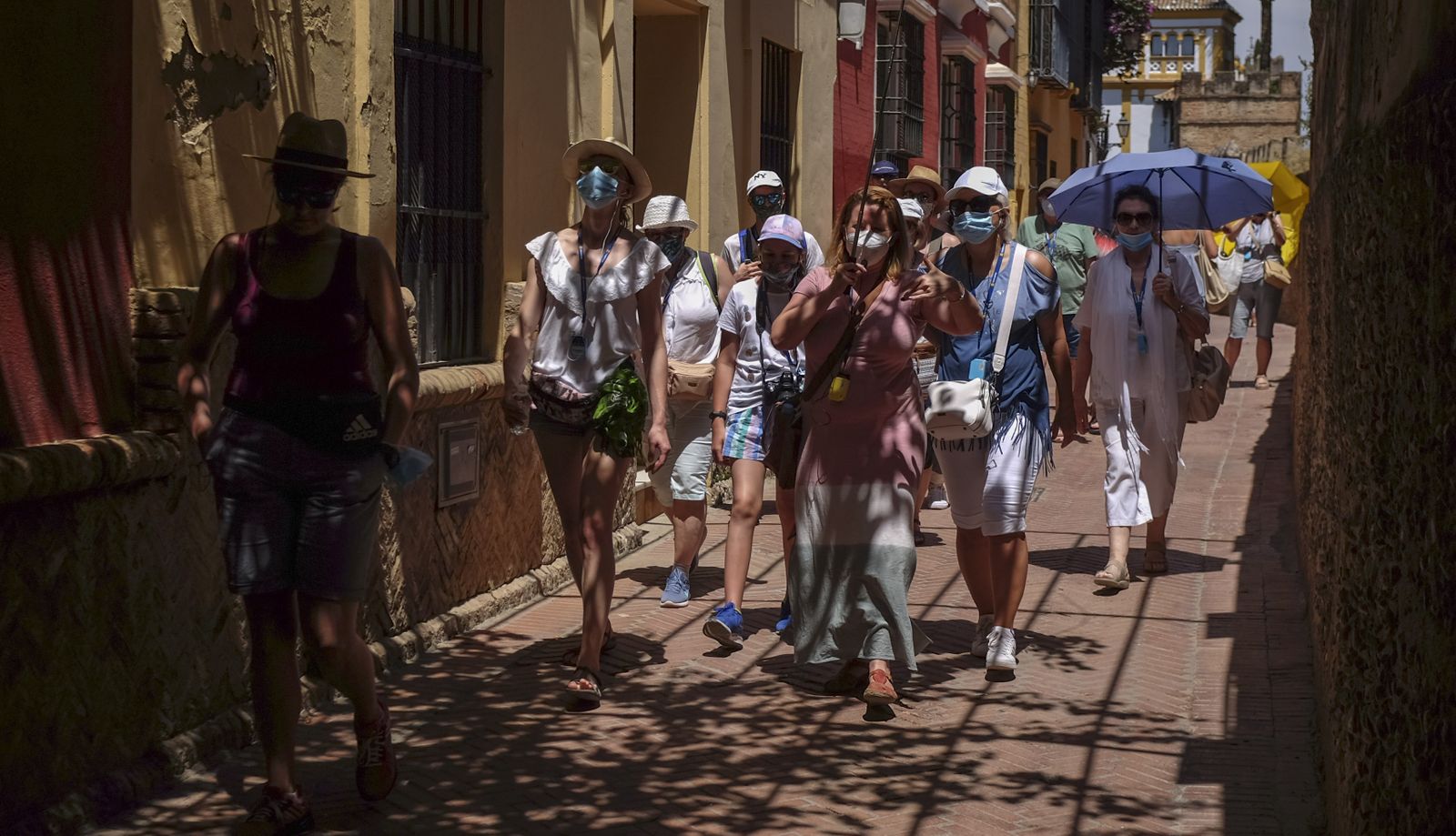 El grupo de turistas polacos en el barrio de Santa Cruz.