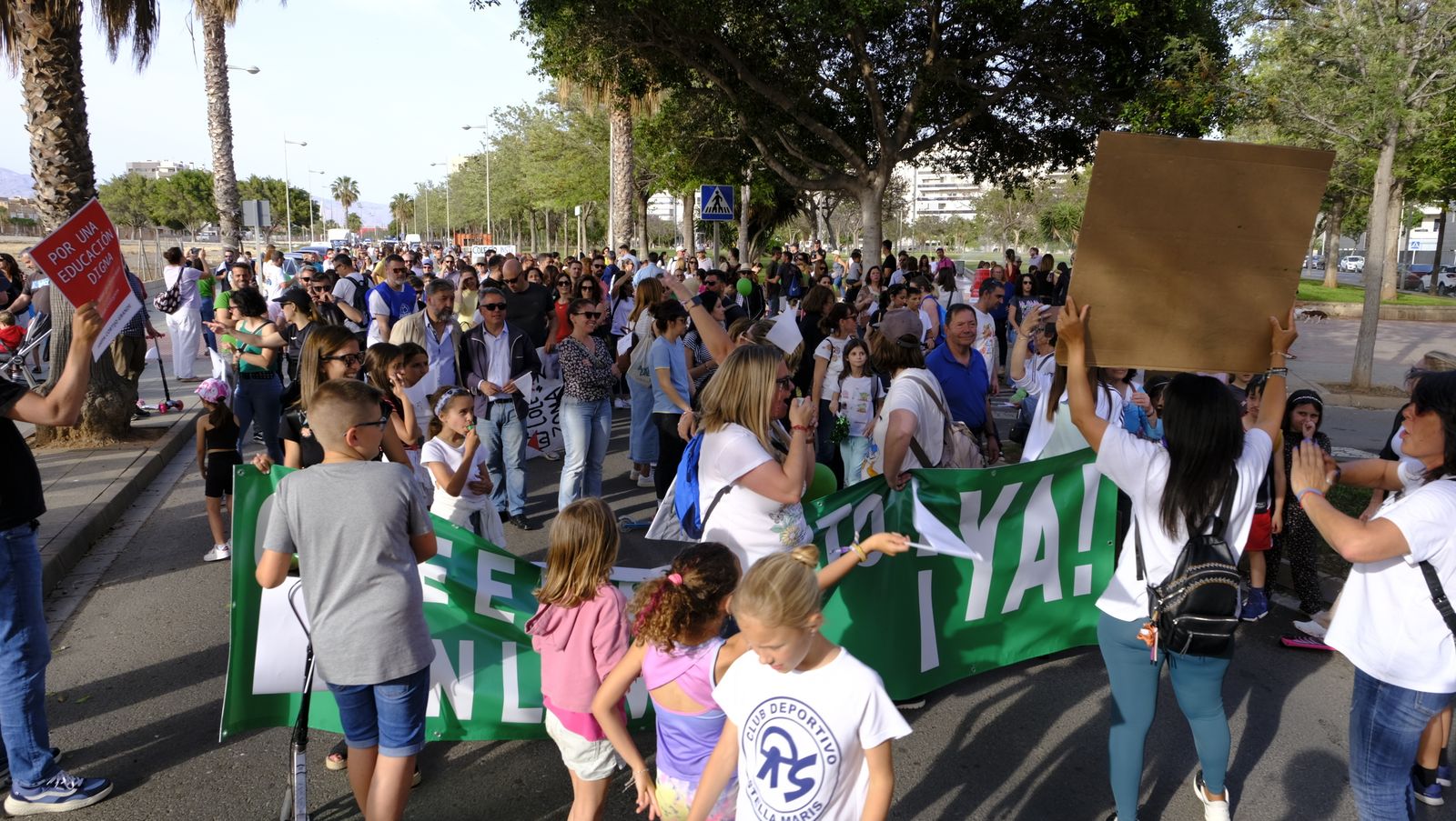 Imágenes de la manifestación de padres de la Vega de Acá solicitando un colegio nuevo