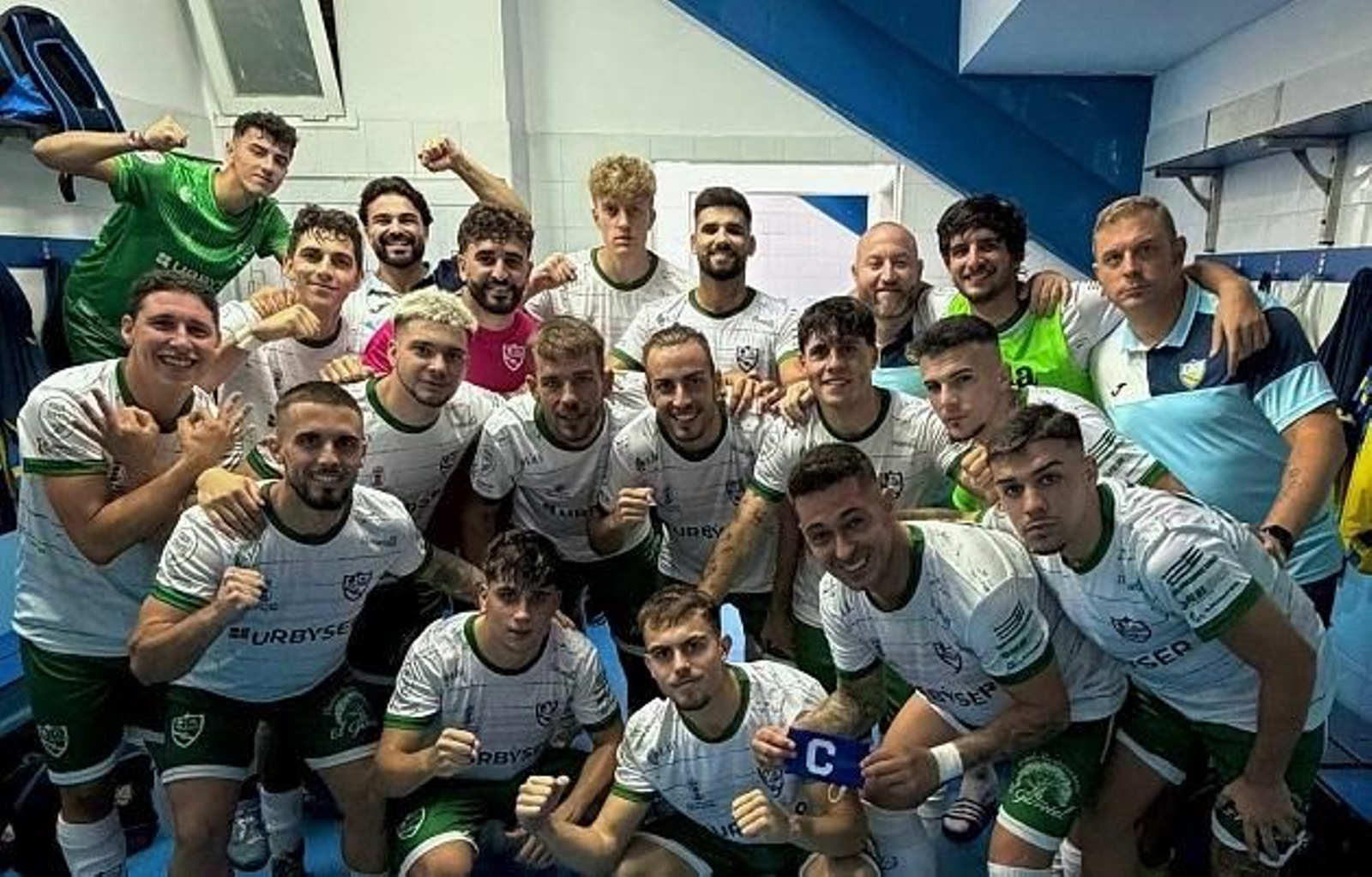 Los jugadores del Palma del Río celebran su victoria en Melilla.