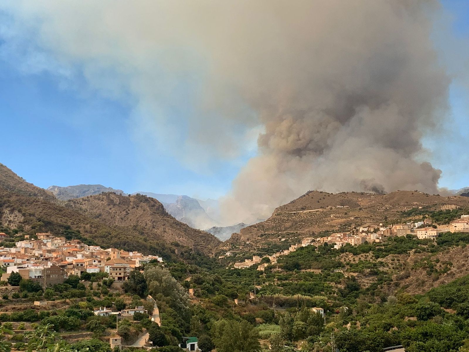 Incendio forestal en Los Guájares visible desde Granada capital
