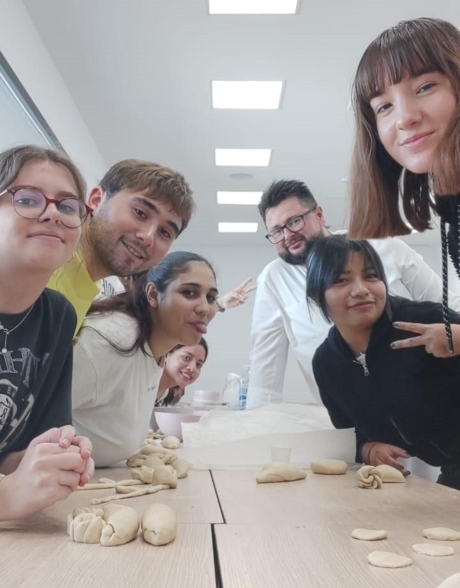 Vea cómo estudiantes de la UAL elaboran el 'Pan de Agua de Mar del Paraje Natural Cabo de Gata'