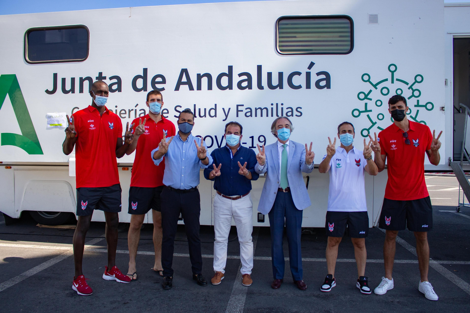 Los tres jugadores del Covirán y directivos del club y sanitarios, tras vacunarse en el Nevada