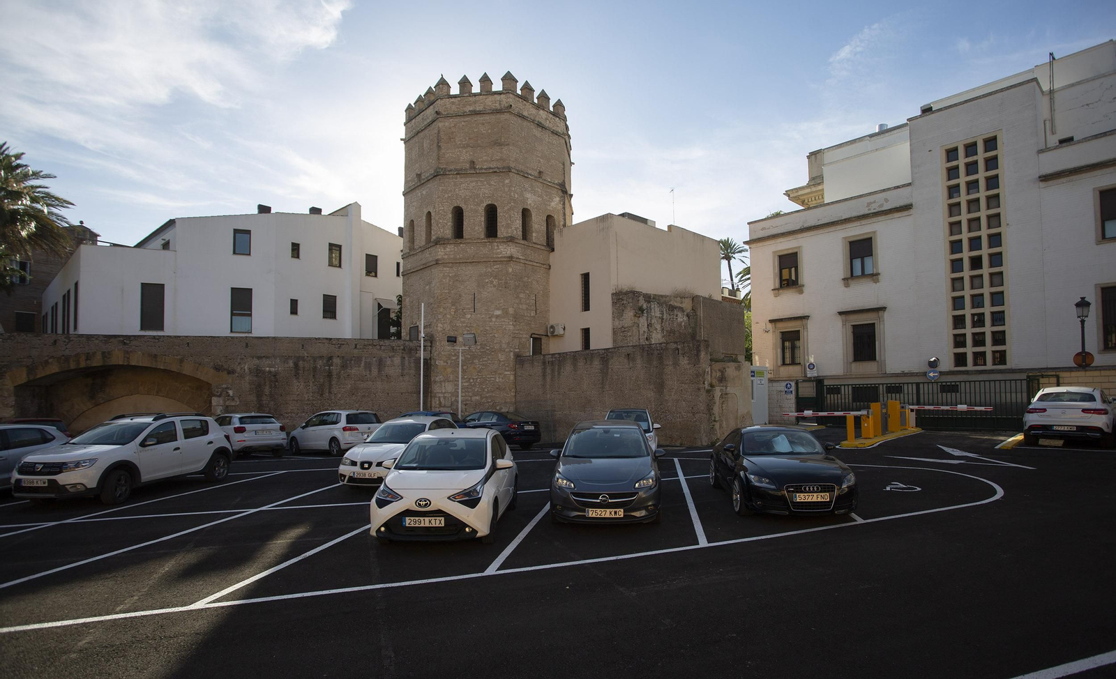 El Ayuntamiento prorroga otros seis meses el polémico aparcamiento de la Torre de la Plata.