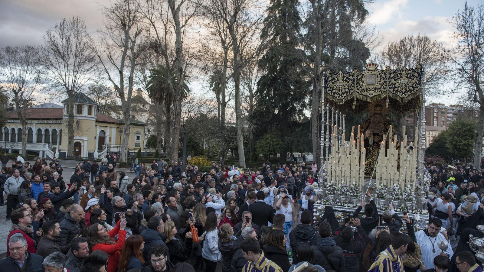 Procesión de de la Virgen del Mayor Dolor de la Hermandad de Escolapios en Granada