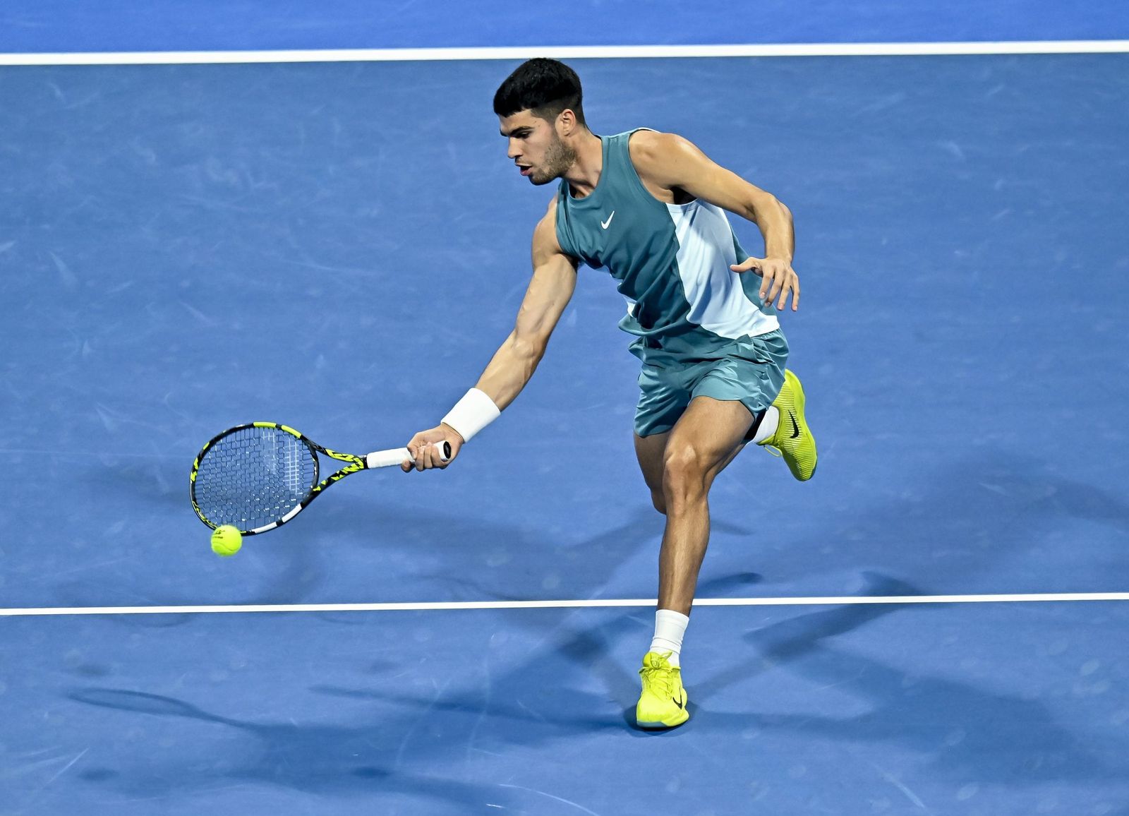 Carlos Alcaraz golpea la bola en una imagen de archivo.