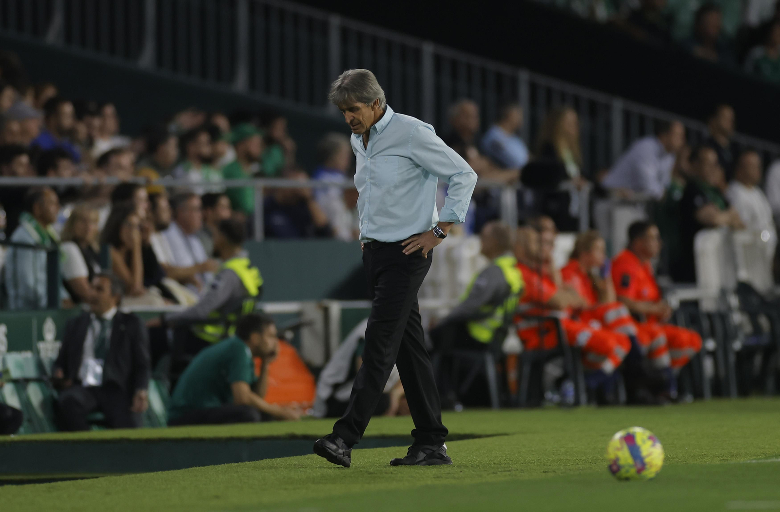 Pellegrini, pensativo en un momento del encuentro del pasado martes ante la Real Sociedad.