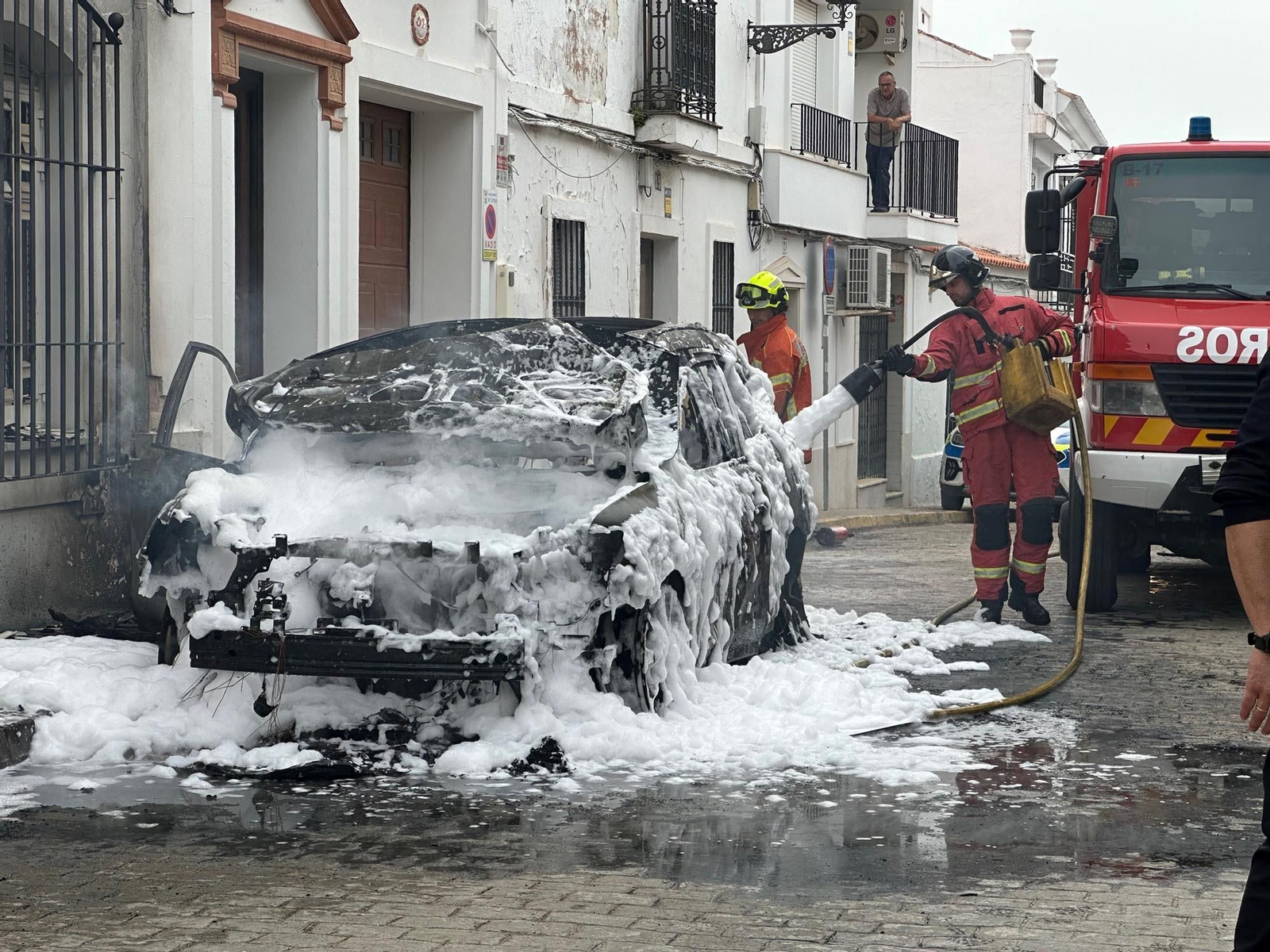 Alarma vecinal en Cartaya por el incendio de un coche: así han sofocado las llamas Policía Local, Guardia Civil y Bomberos