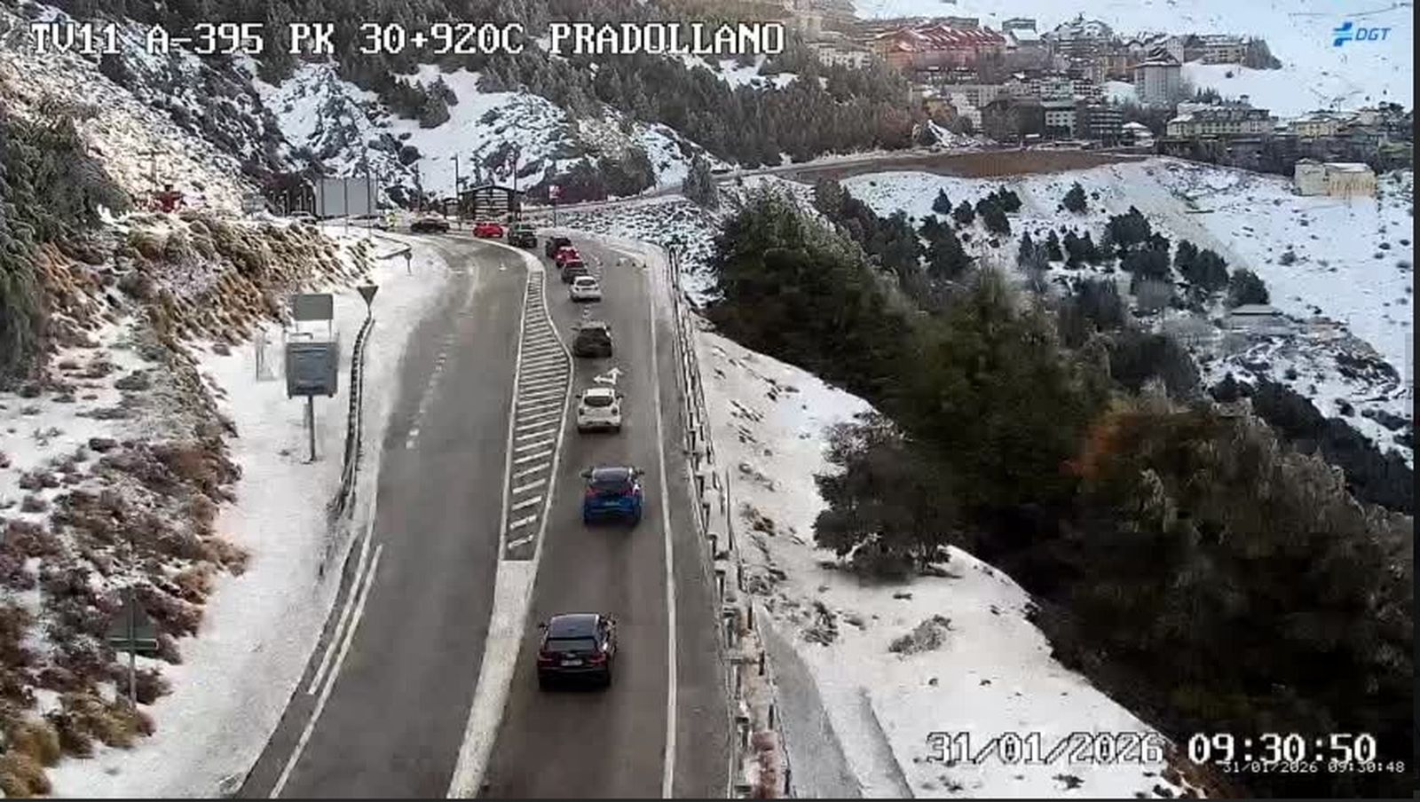 Hilera de coches a las 9:30 horas en la entrada a Pradollano.