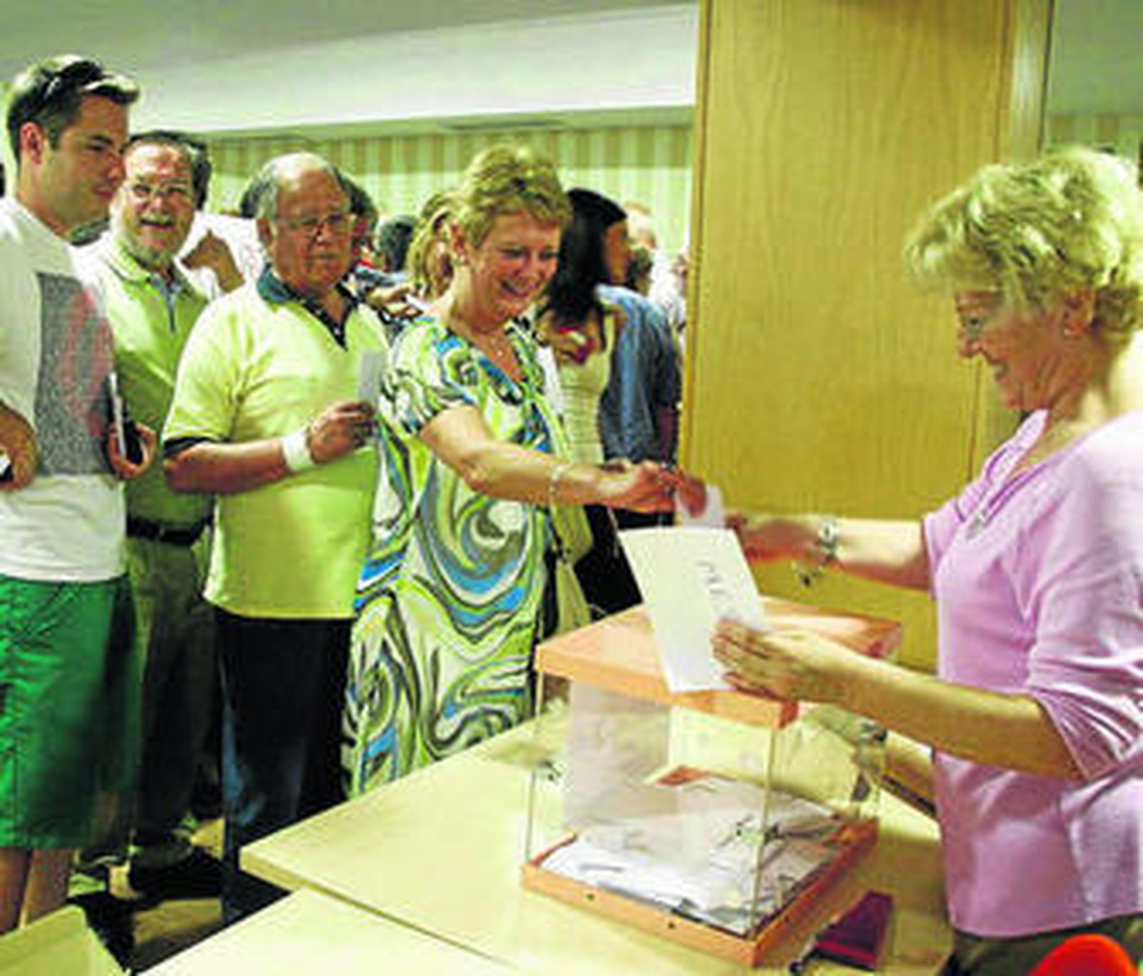 La secretaria de Estado, Consuelo Rumí, ejerciendo su derecho.