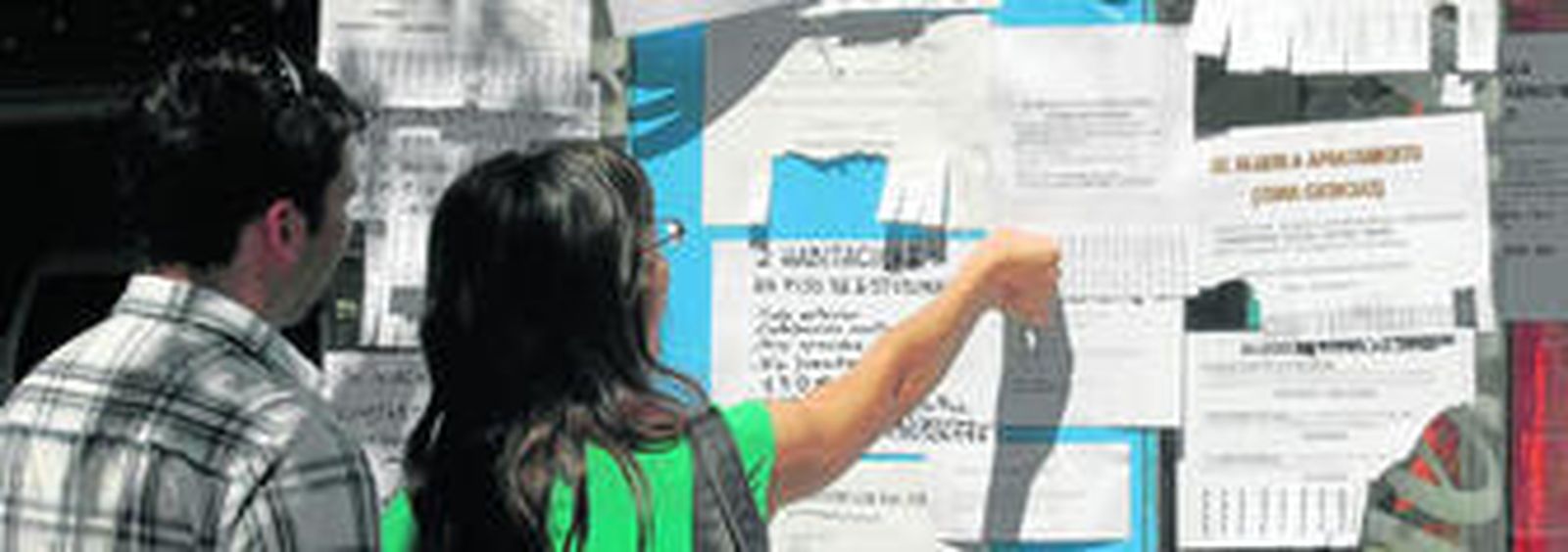 1. Un mar de carteles inundan los paneles y verjas de la ciudad universitaria por excelencia buscando compañeros o un lugar donde vivir durante el próximo curso 2. Los estudiantes suelen buscar pisos amueblados ya que no cuentan con el tiempo ni los recursos como para amueblar la vivienda.