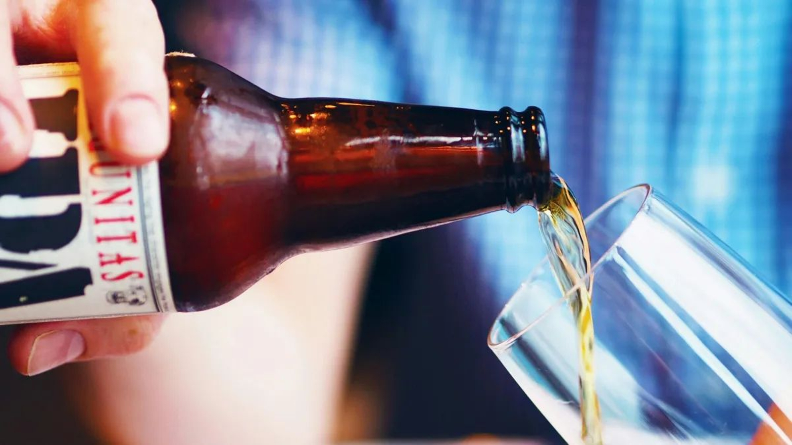 ¿La cerveza, en copa o a gollete? Opinan los profesionales ¿La cerveza, en copa o a gollete? Opinan los profesionales