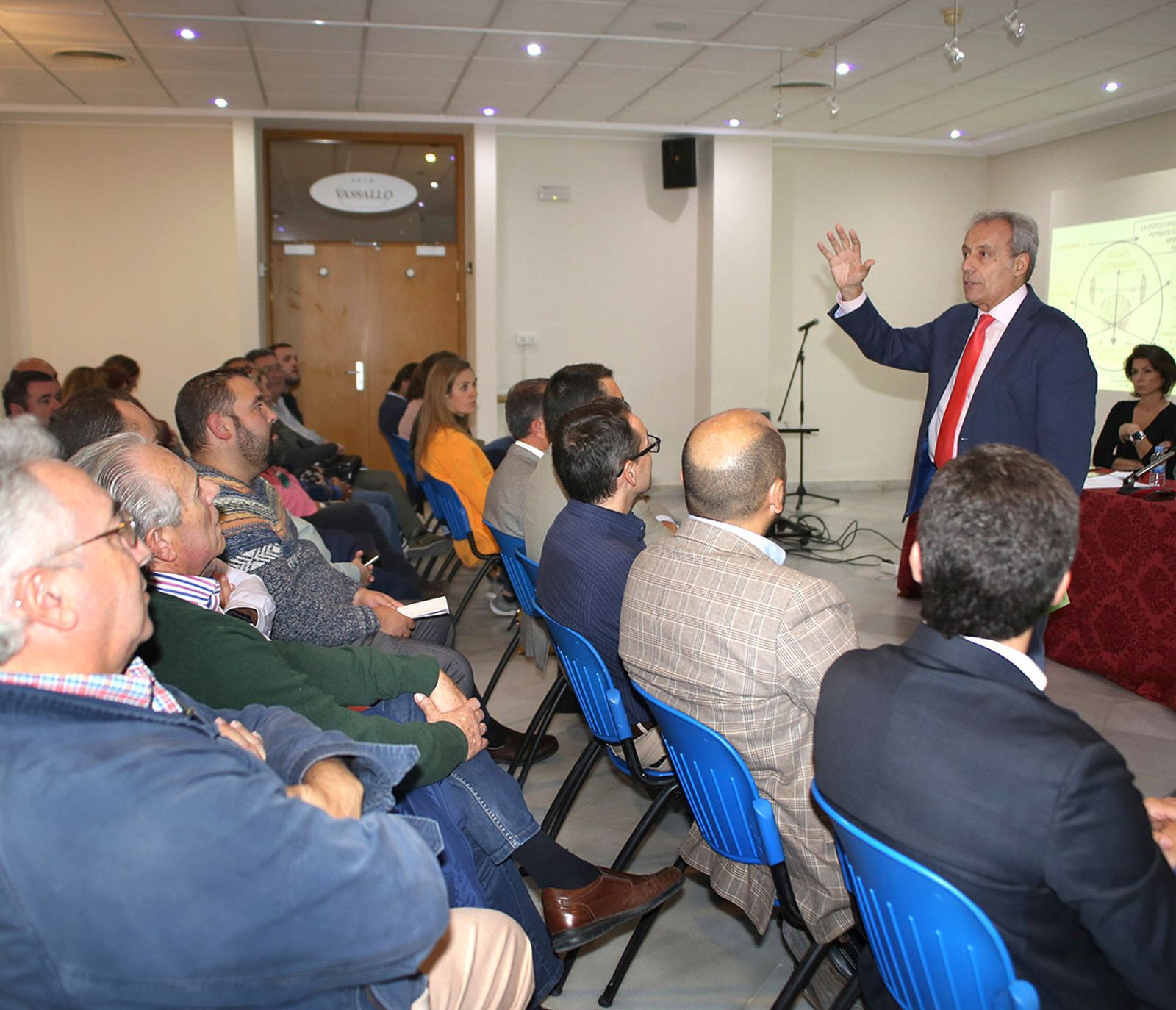 Un momento de la charla que ayer ofreció Domènec Biosca en la ciudad.
