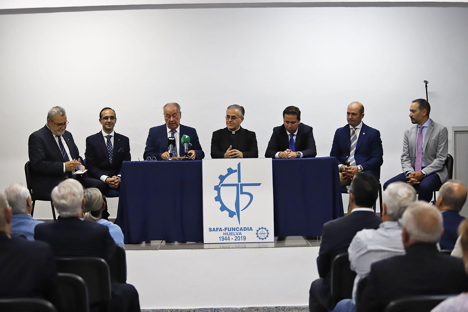 Imágenes del acto de presentación del cartelista, el pregonero y el titular del Vía Crucis de la Semana de Huelva 2024.