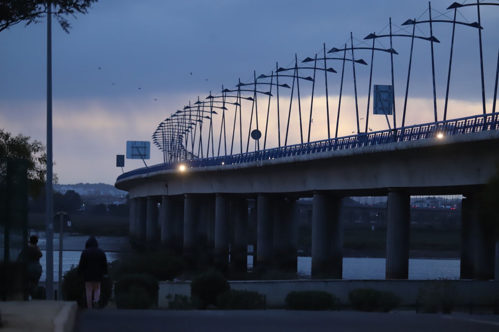Imágenes del puente del Odiel a oscuras