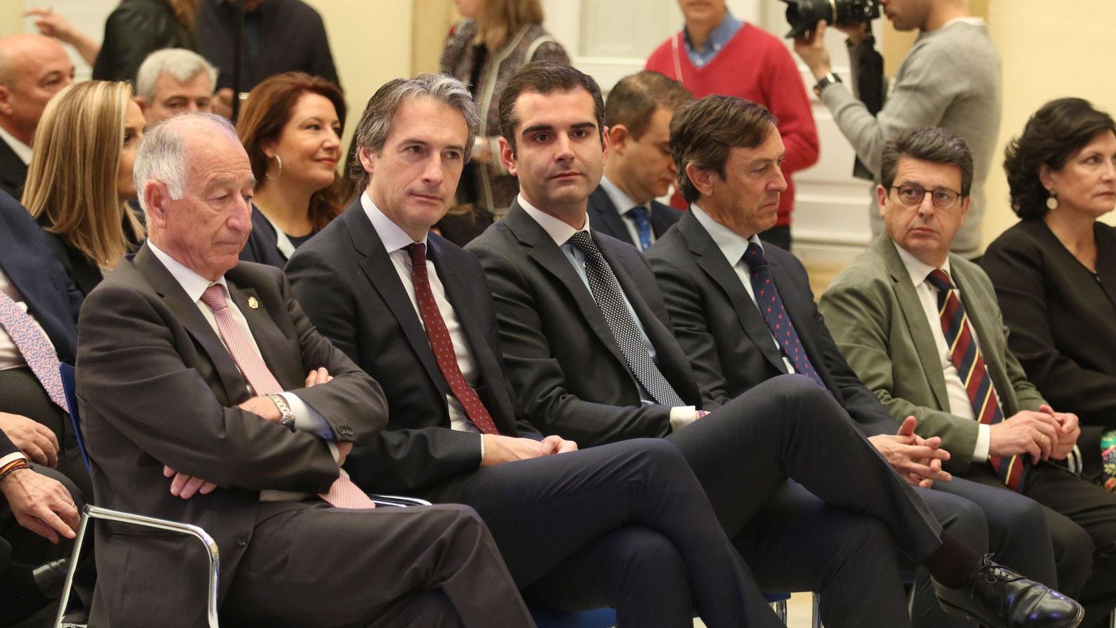 El exministro Íñigo de la Serna recibiendo la medalla de la provincia