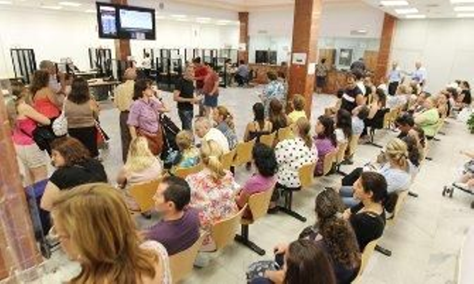 Las colas siguen en Jereyssa y crece la indignación de los contribuyentes