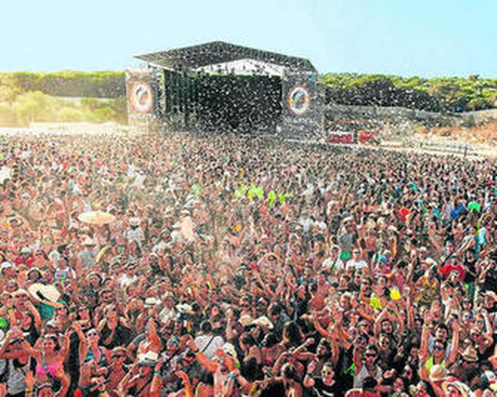Los asistentes a la primera edición del festival Cabo de Plata, durante la tarde de ayer.