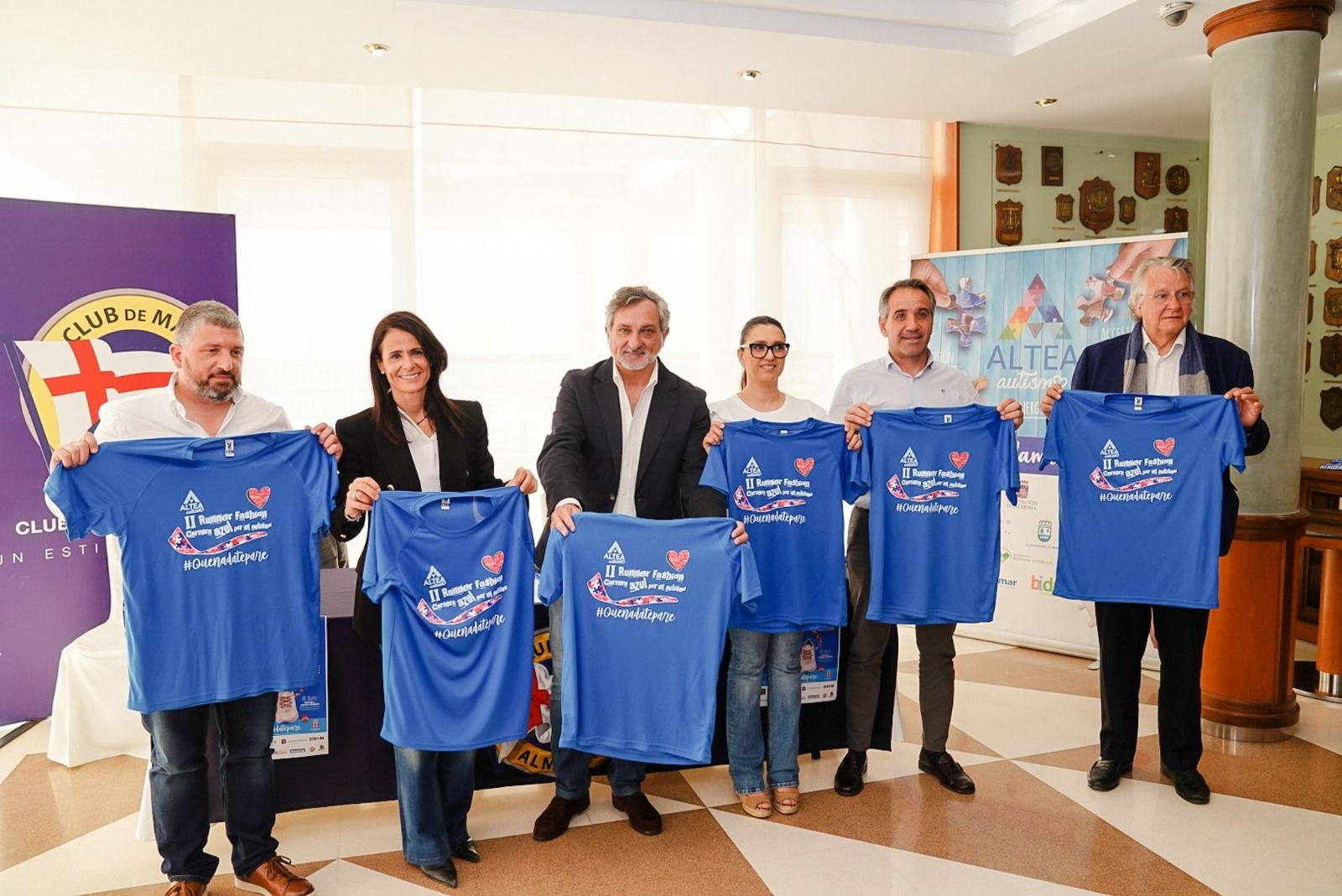Foto de familia con la camiseta conmemorativa de la Carrera Azul por el Autismo.
