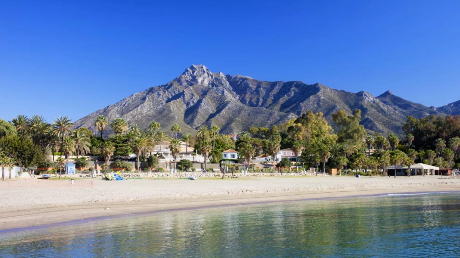 La playa de Los Monteros. La playa de Los Monteros.