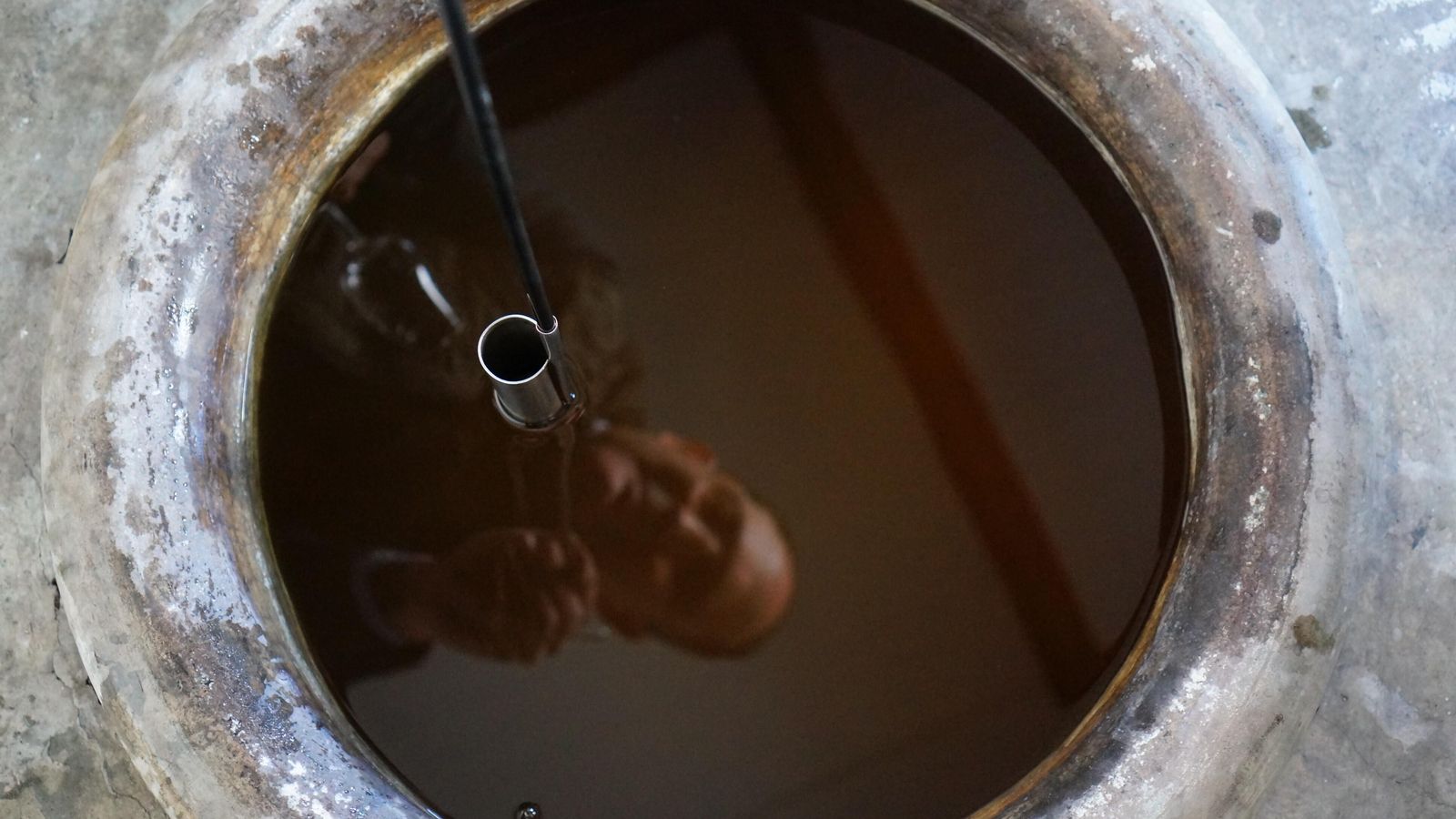 Antonio Doblas, a punto de catar.