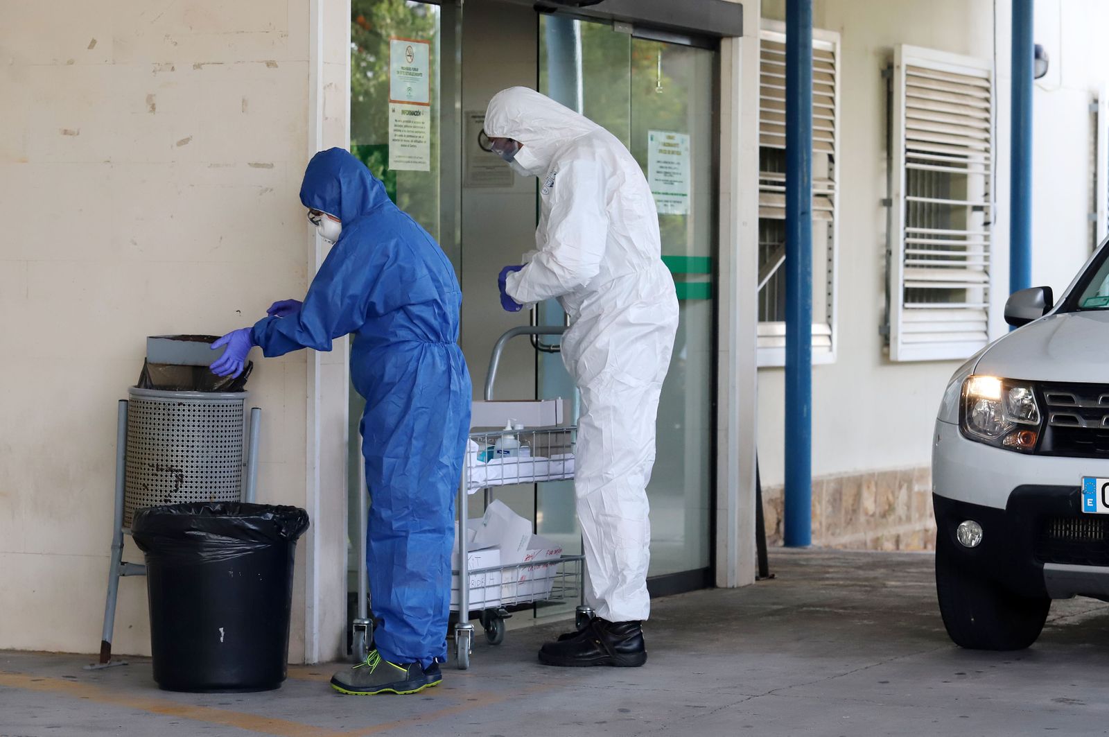 Imágenes de la realización de test de coronavirus en urgencias