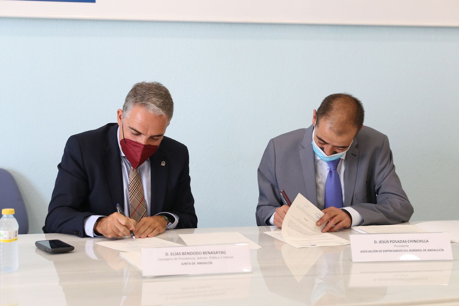Las imágenes de la visita de Bendodo a Cosentino y la firma de la adenda con Extenda y la AEMA