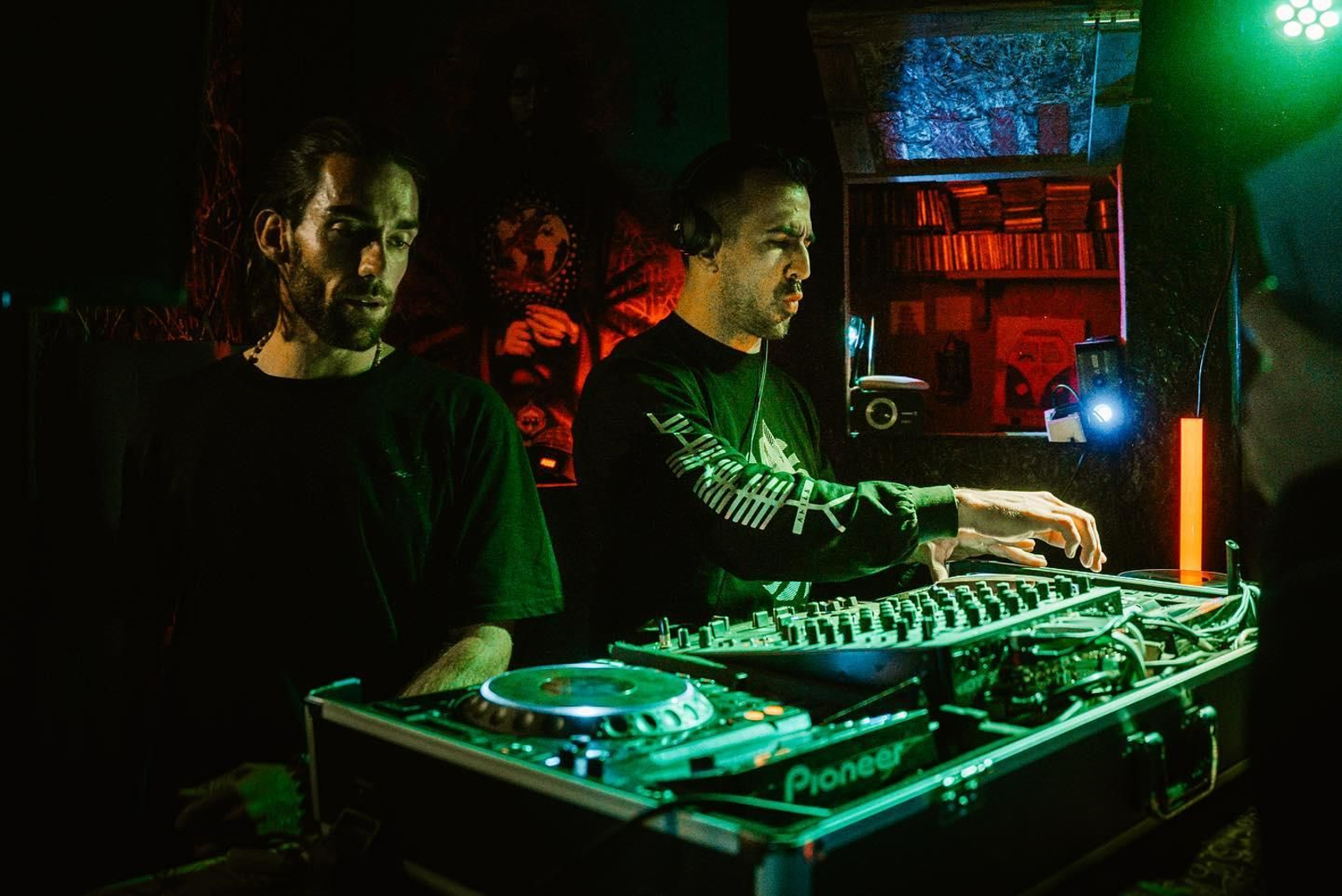 Para ofrecer música amplificada o conciertos en vivo, los chiringuitos de Tarifa necesitan tramitar varias autorizaciones complementarias. Para ofrecer música amplificada o conciertos en vivo, los chiringuitos de Tarifa necesitan tramitar varias autorizaciones complementarias.