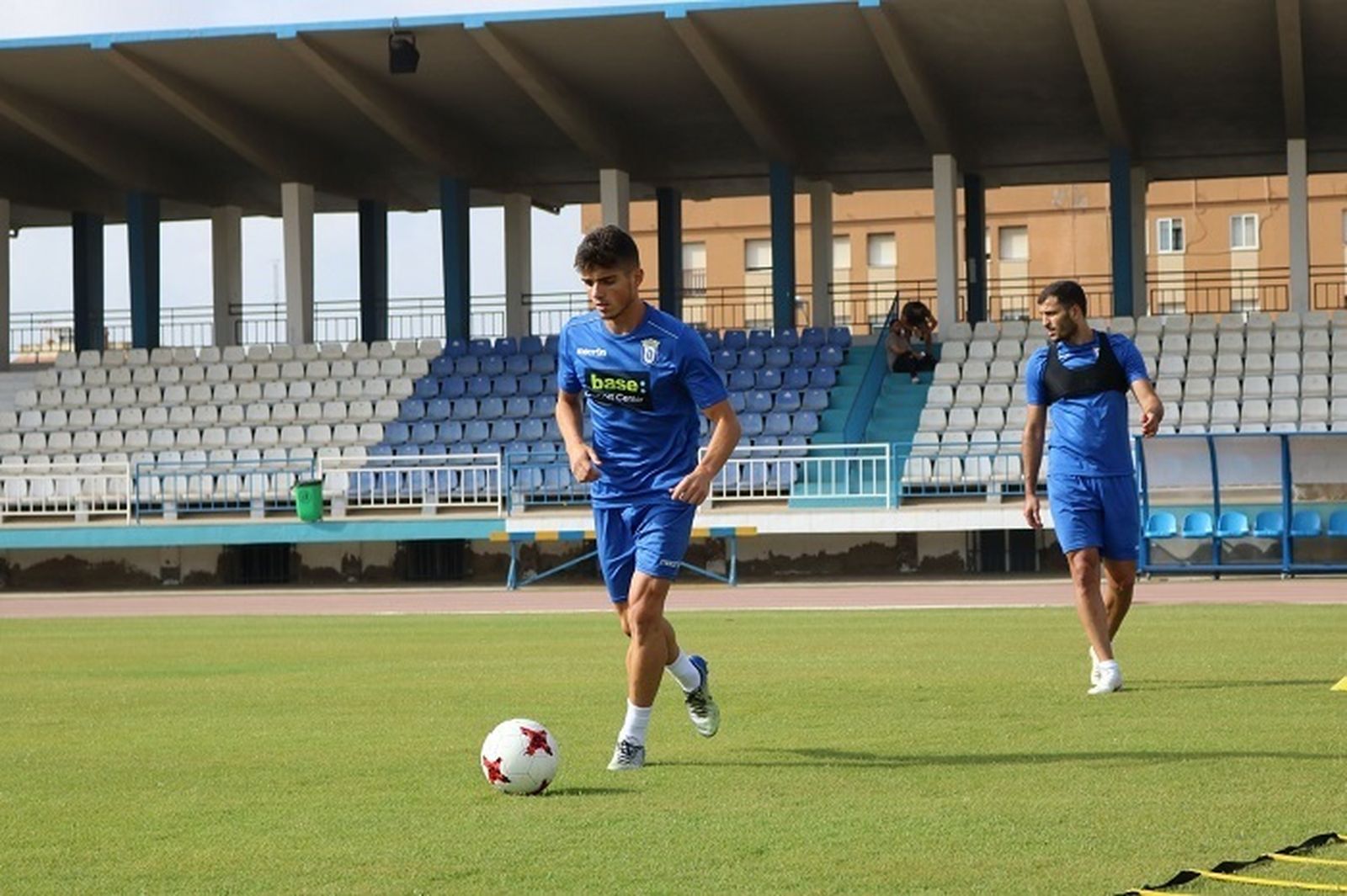El exbalono Juanmi Carrión, durante un entrenamiento con la UD Melilla.