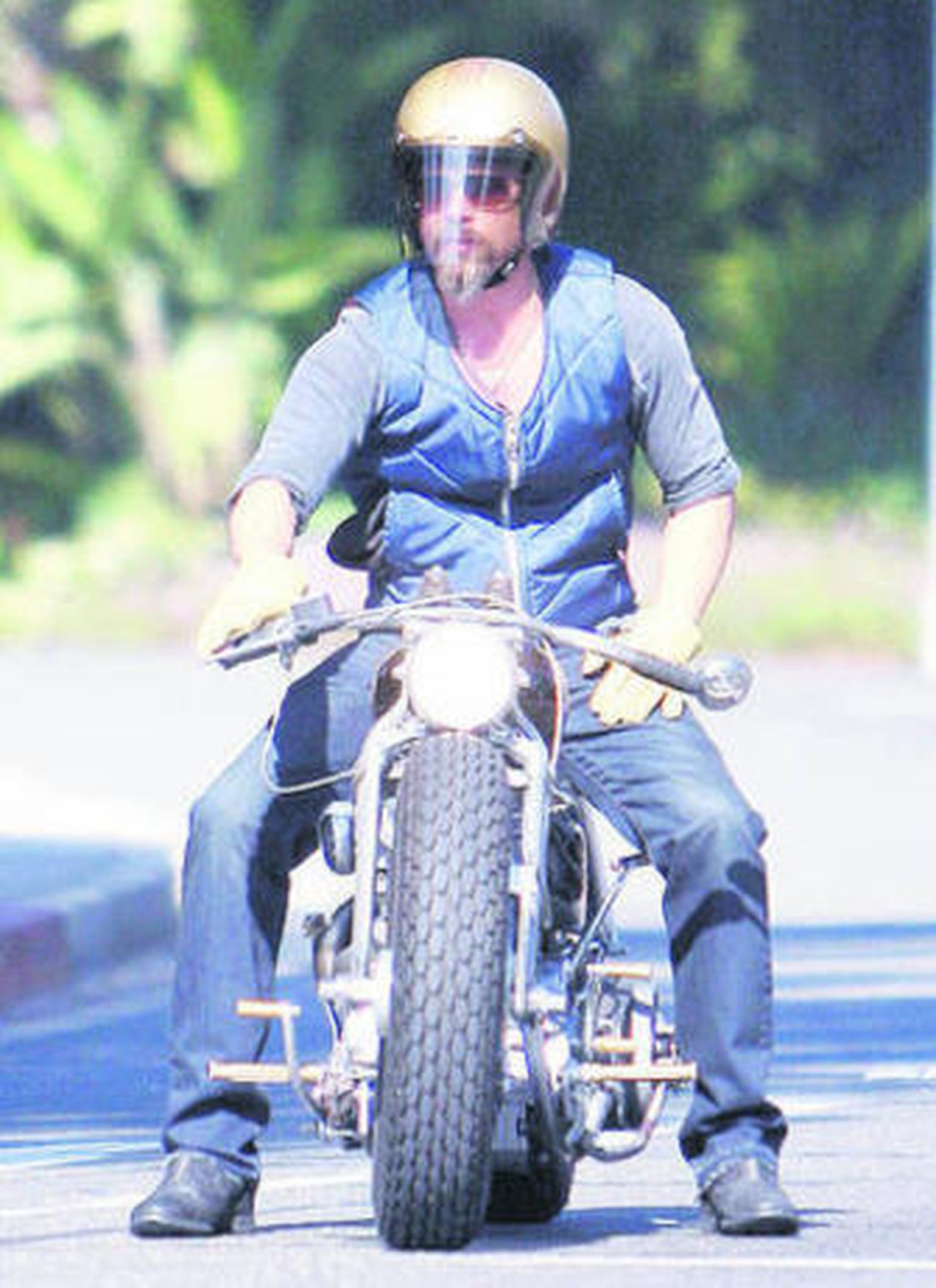 Brad Pitt sufre un accidente de moto cuando le perseguían unos fotógrafos