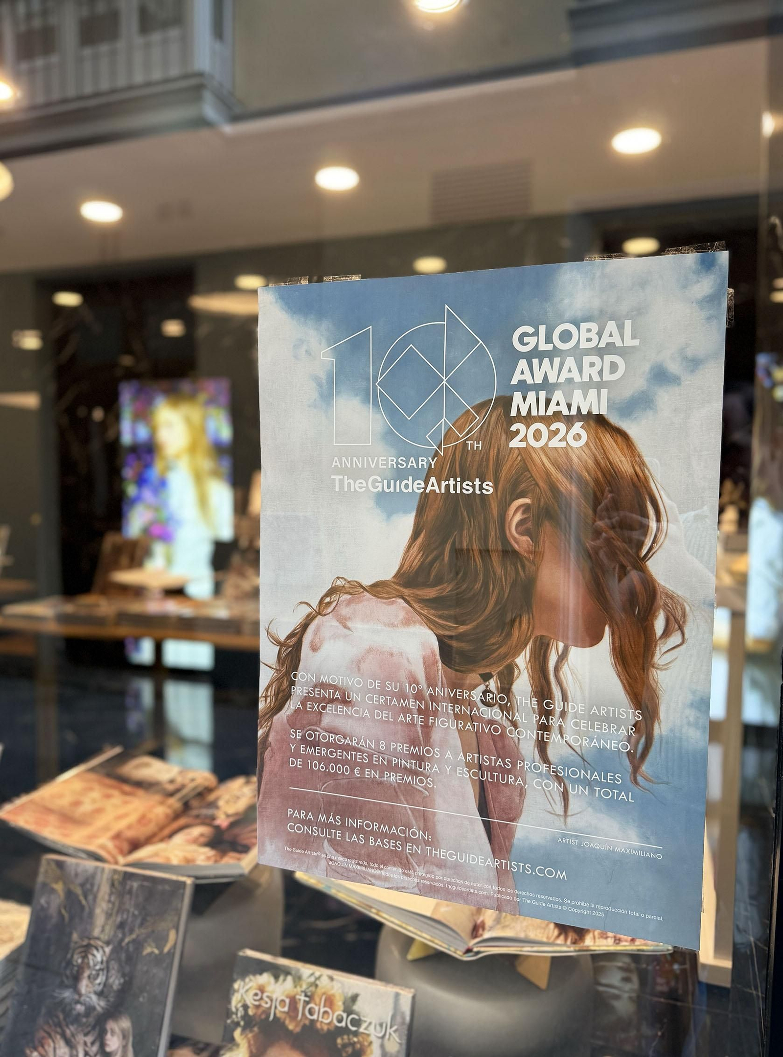 El cartel del premio por el décimo aniversario de The Guide Artists en su tienda de la calle Sagasta en Cádiz