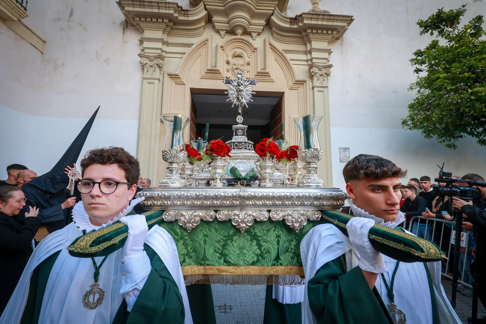 Imágenes de la salida de Vera Cruz en la Semana Santa de Cádiz 2025