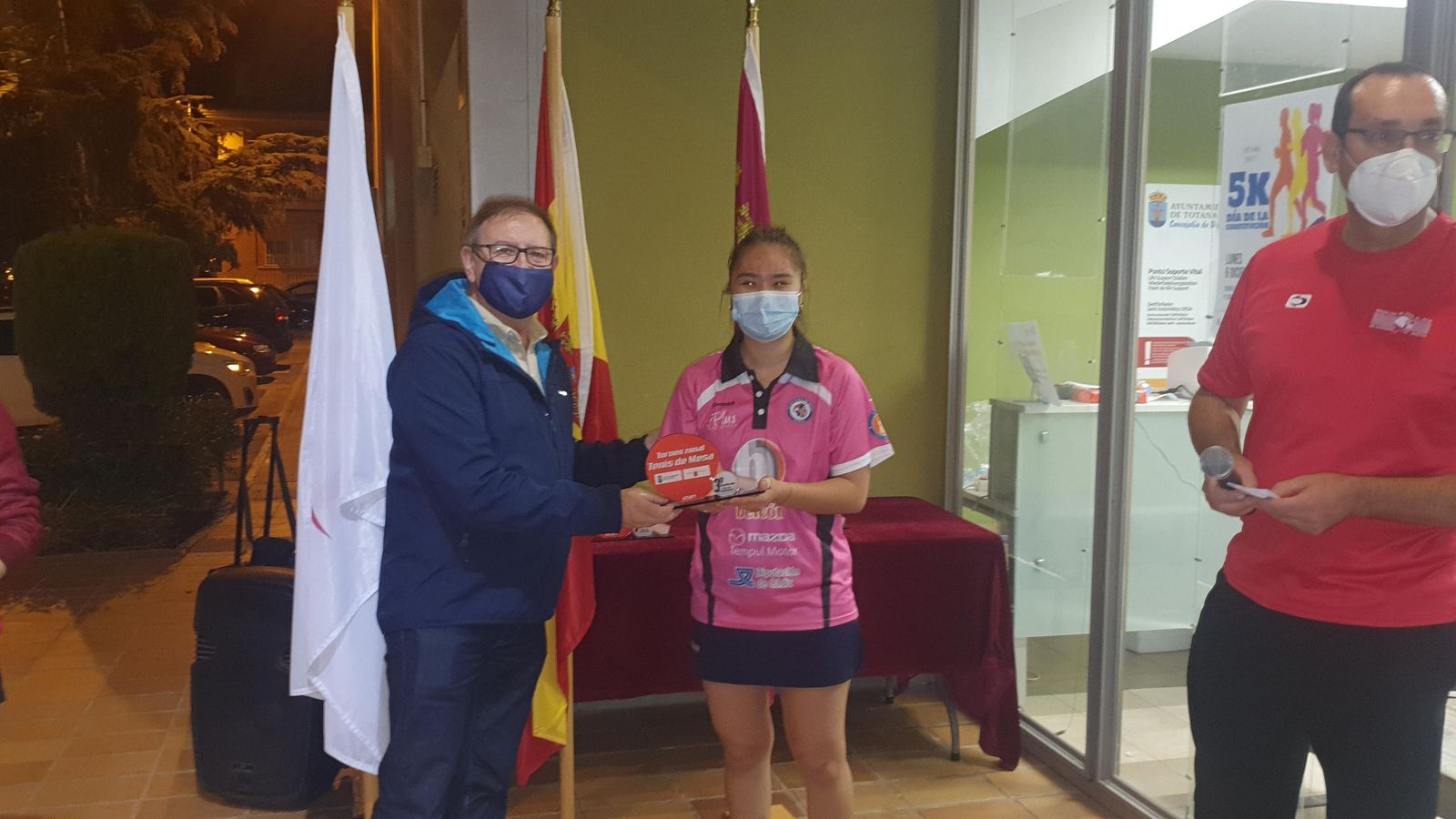 Entrega de trofeo.