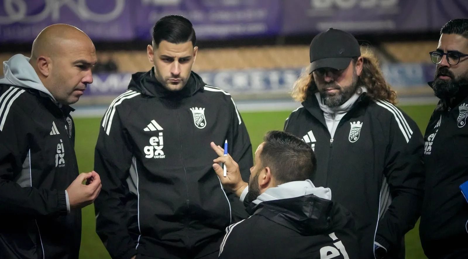 Diego Galiano charla con Juanma, su segundo, durante el derbi contra el Xerez DFC.