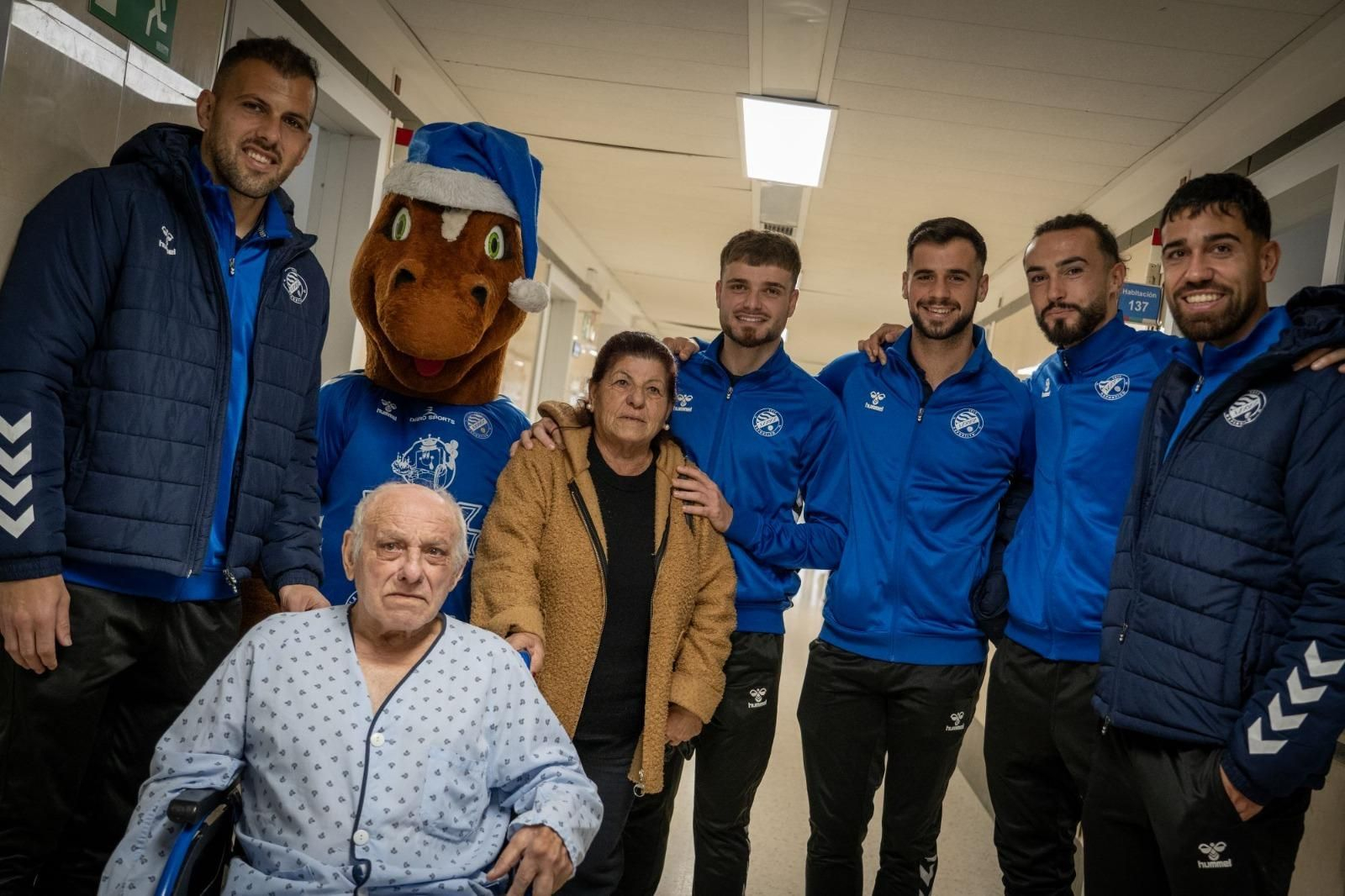 Imágenes de la visita del Xerez DFC al Hospital de Jerez y al San Juan Grande