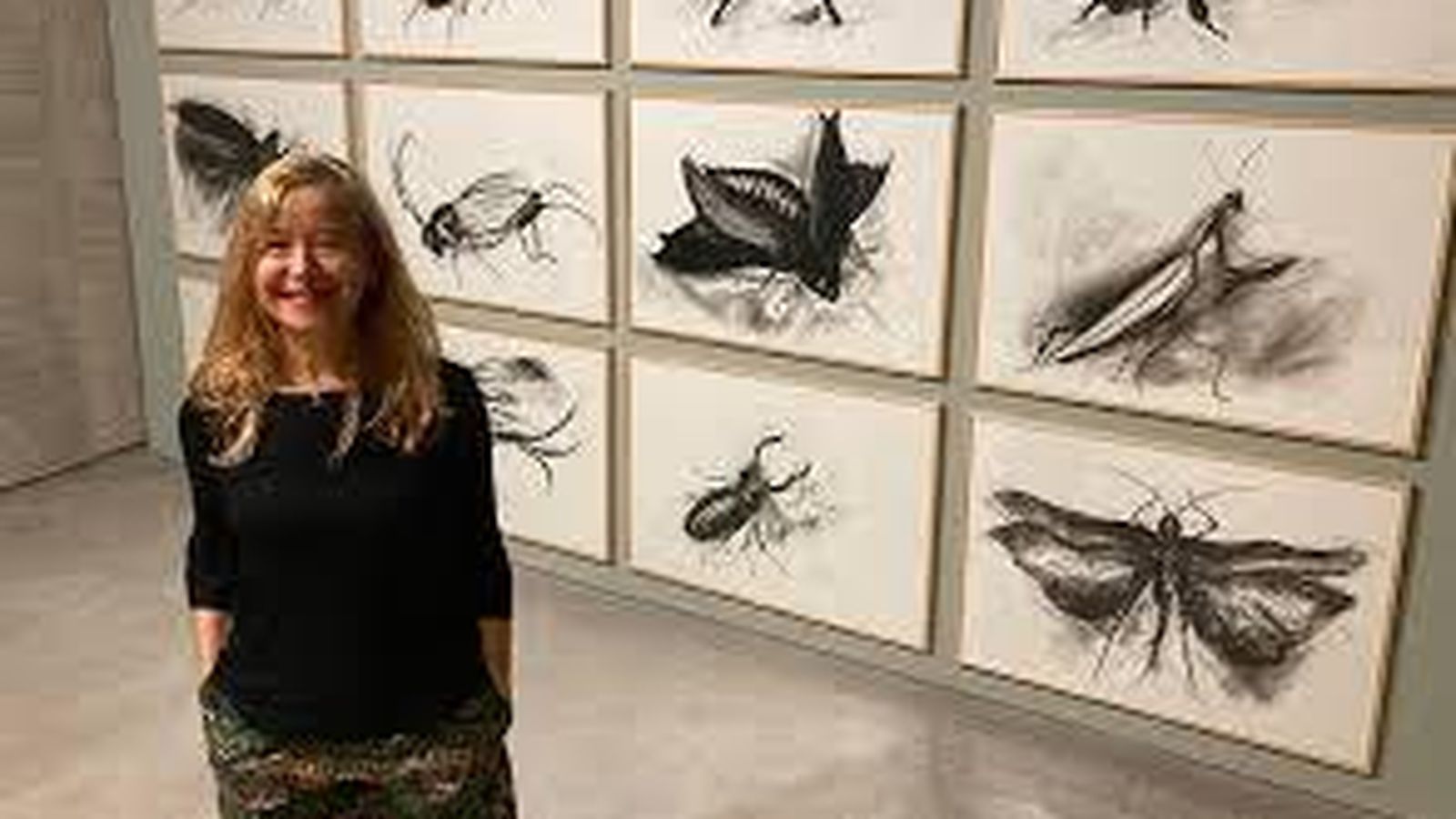 La artista ante una selección de sus obras.