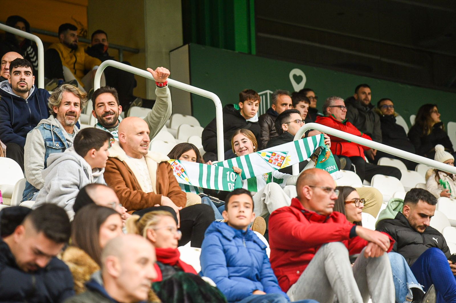 El Córdoba CF se deja querer por su afición en el Día de Año Nuevo: las fotos del entrenamiento de puertas abiertas