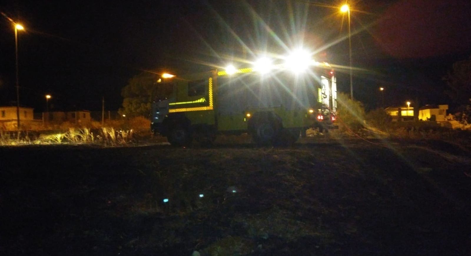 Un vehículo de los bomberos en el lugar del incendio de Puerto Real