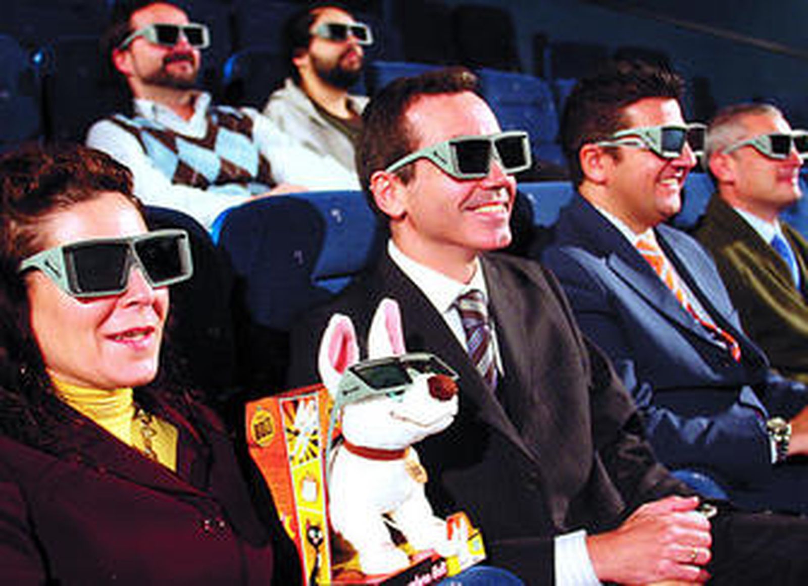 Representantes de Cinesur contemplan el nuevo sistema de proyección en 3D de los cines Nervión.
