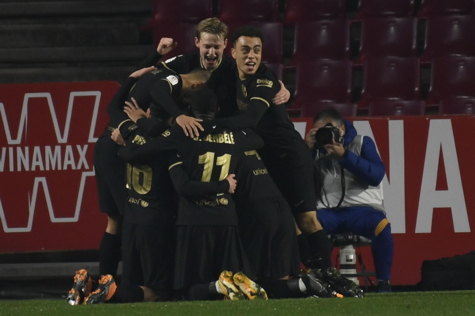 Los jugadores del Barcelona celebran uno de sus goles.