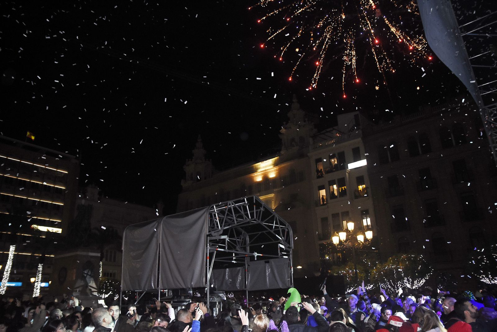 Retenciones de tráfico y la quema de un contenedor, únicas incidencias en Nochevieja en Córdoba