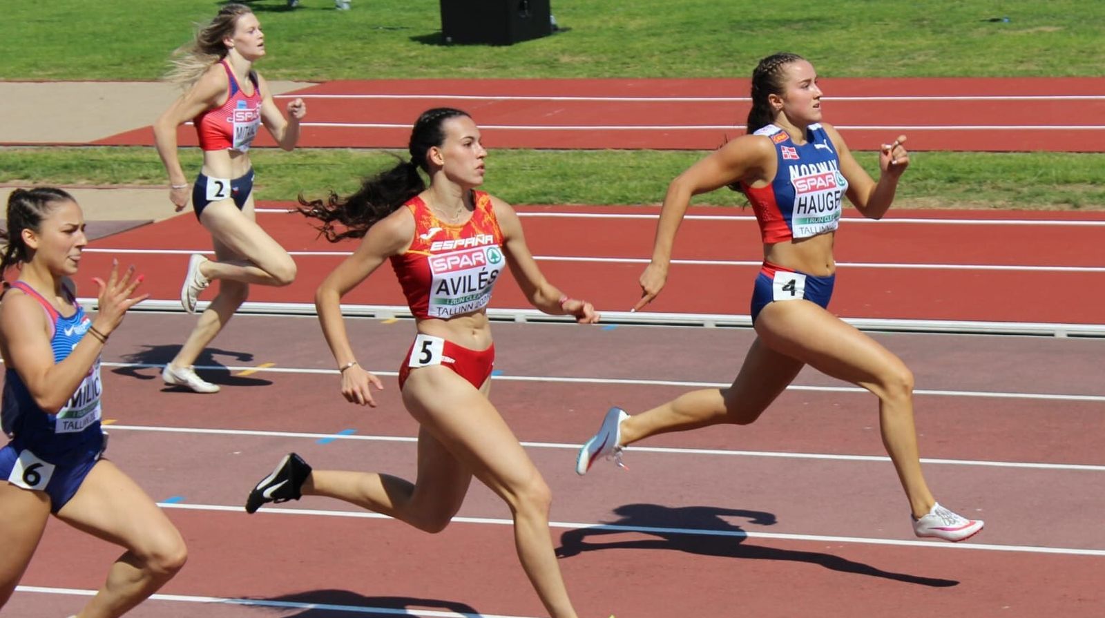 Carmen Avilés cruza la línea de meta en las series de Tallin.