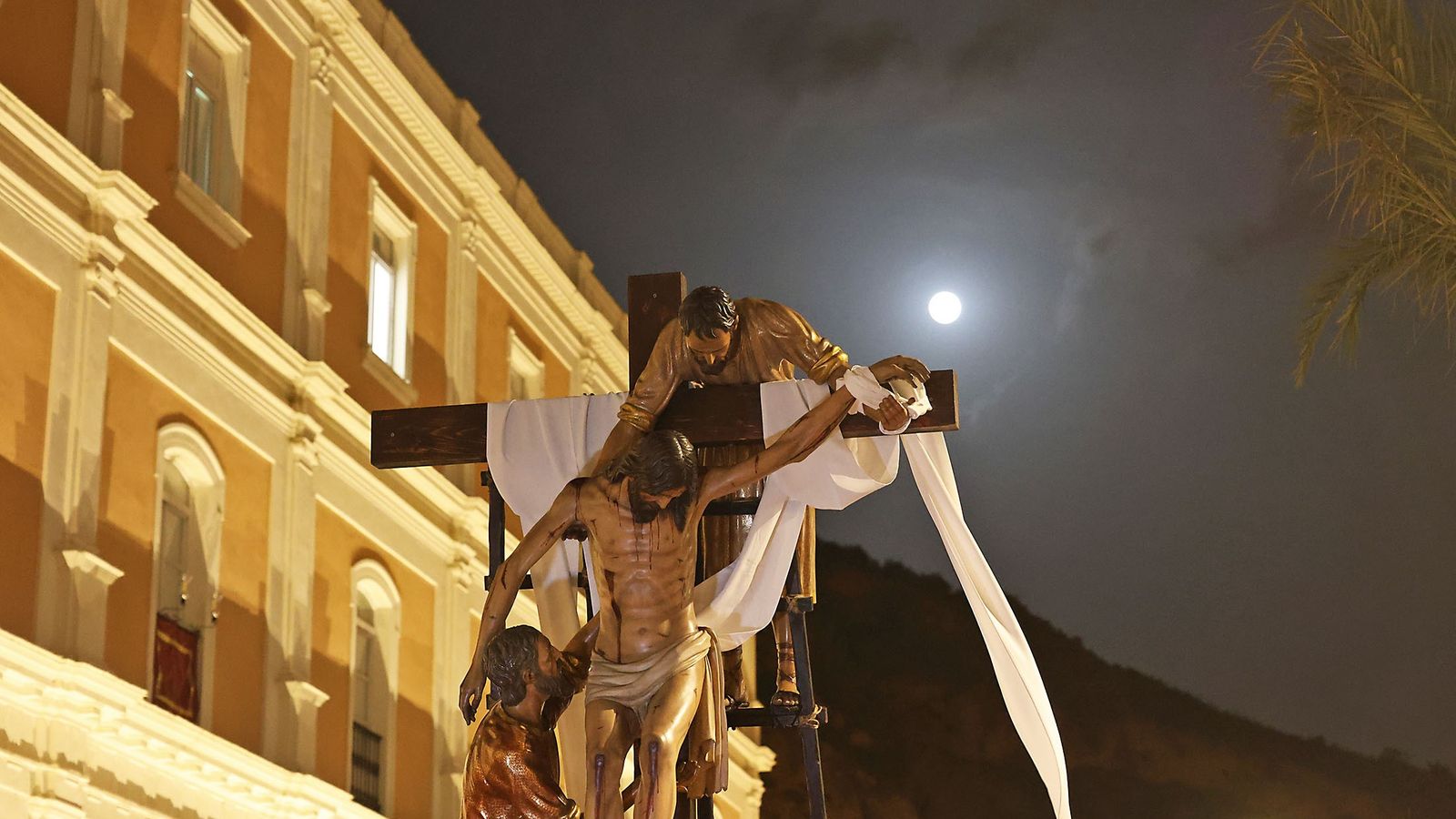 El Cristo, bajo la luna de Huelva.