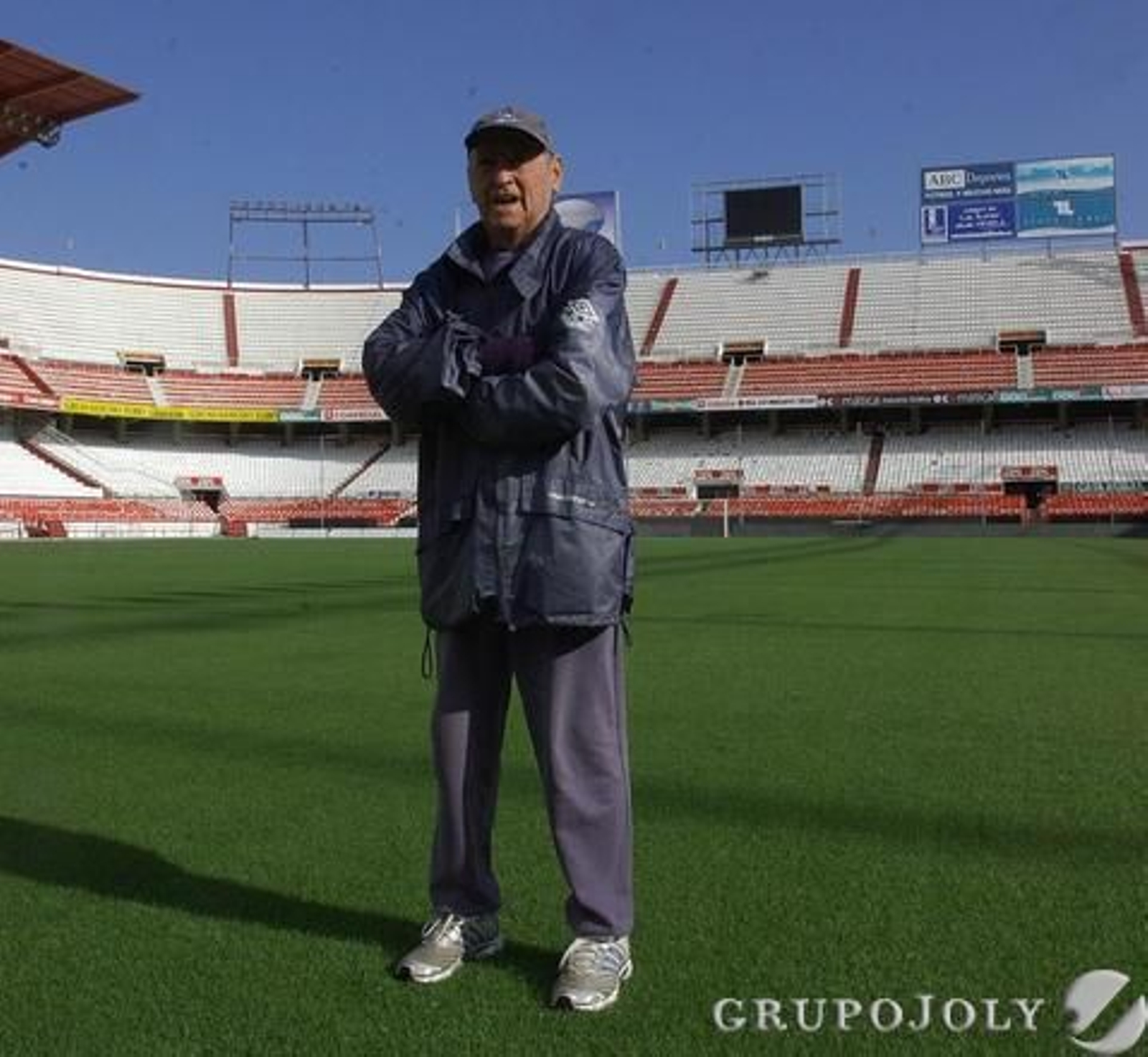 El mítico sevillista, Juan Arza, posa en el césped del Ramón Sánchez Pizjuán.

Foto: D.S.