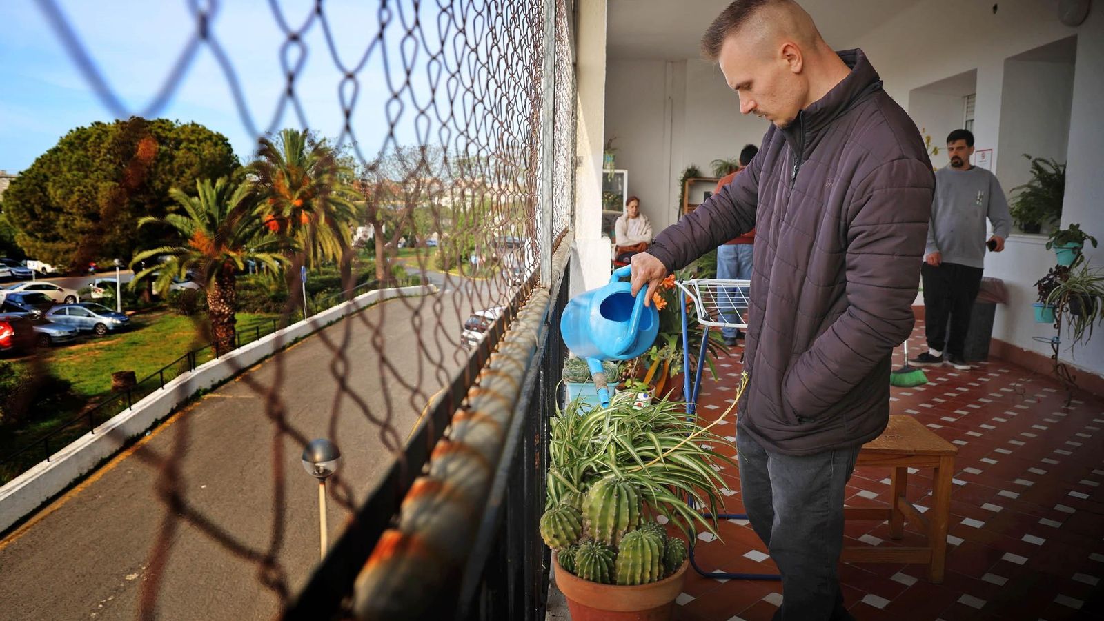 Uno de los pacientes durante el cuidado de las plantas de la Comunidad Terapéutica. Uno de los pacientes durante el cuidado de las plantas de la Comunidad Terapéutica.