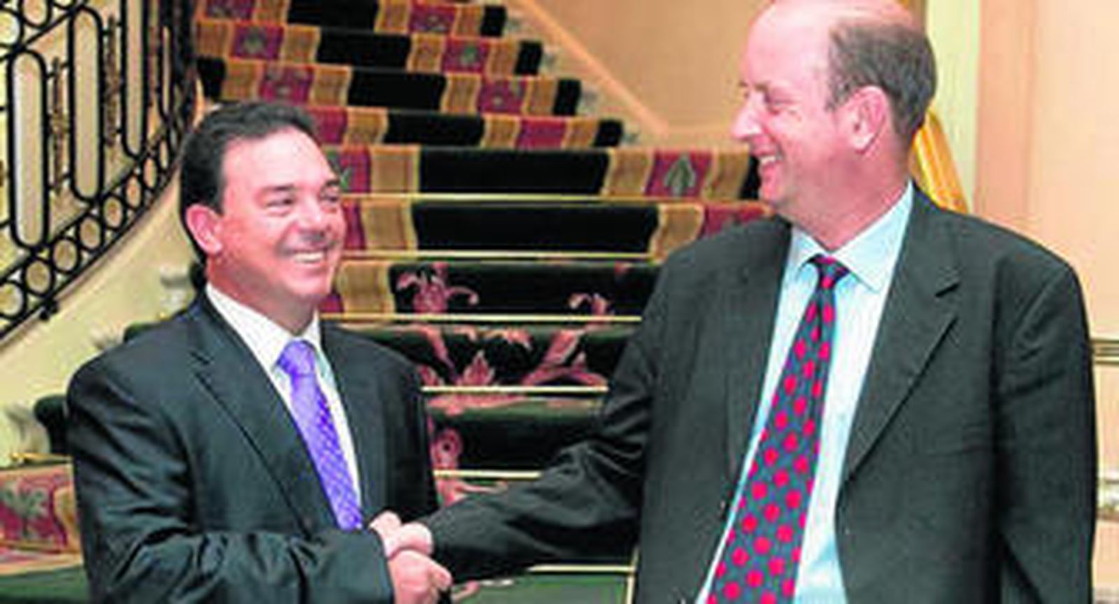 El abogado chiclanero, a la izquierda de la foto, es felicitado tras recibir la distinción.