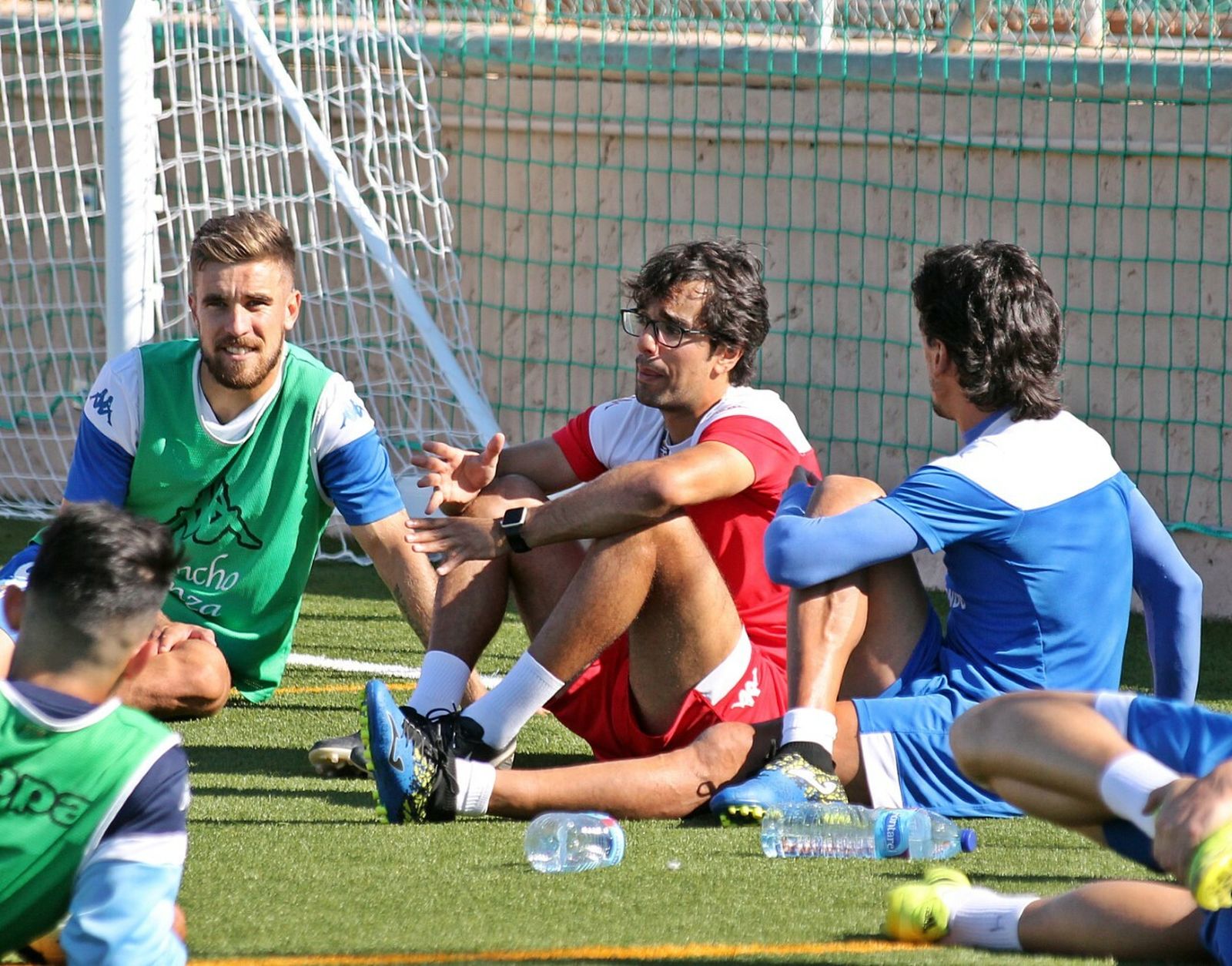 Pol Lorente, secundado por Pedro Ríos, a su izquierda y Francis Ferrón, a la derecha, en el entrenamiento de este viernes.