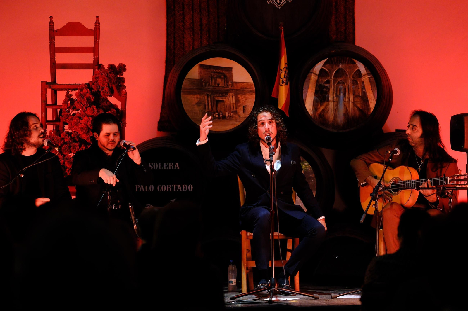 El cantaor del Albaicín, en un momento de su actuación en Bodegas León Domecq.