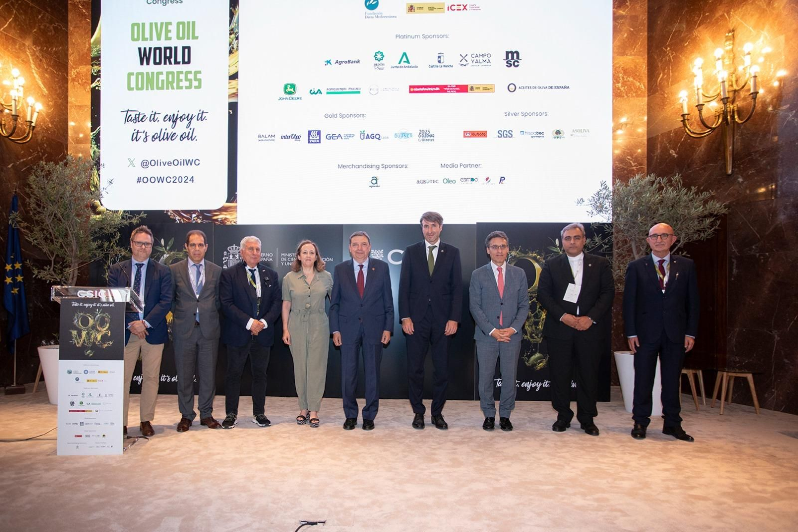 El ministro de Agricultura, Luis Planas, en el centro, con el resto de participantes en la clausuara del congreso.